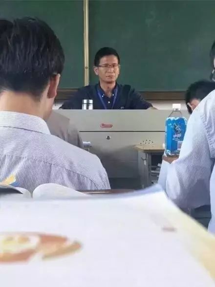 被免职的教师与表白的学生的命运交织