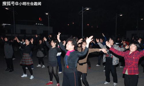 大妈机场开音响跳舞，舞动蓝天下的独特风景